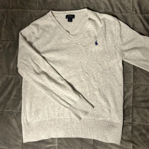 Polo Ralph Lauren  - Hej! Säljer en Polo Ralph Lauren stickad tröja i storlek L (14-16)🔥Hör av dig vid minsta fundering eller fråga🤩