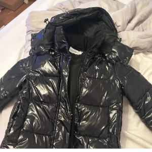 Calvin Klein Jacka  - Nu säljer jag denna skit snygga jackan då jag inte får någon användning av den. Köpte den av en annan här på plick denna vinter och den är som ny❤️❤️❤️KÖPAREN STÅR FÖR FRAKT. pris kan diskuteras