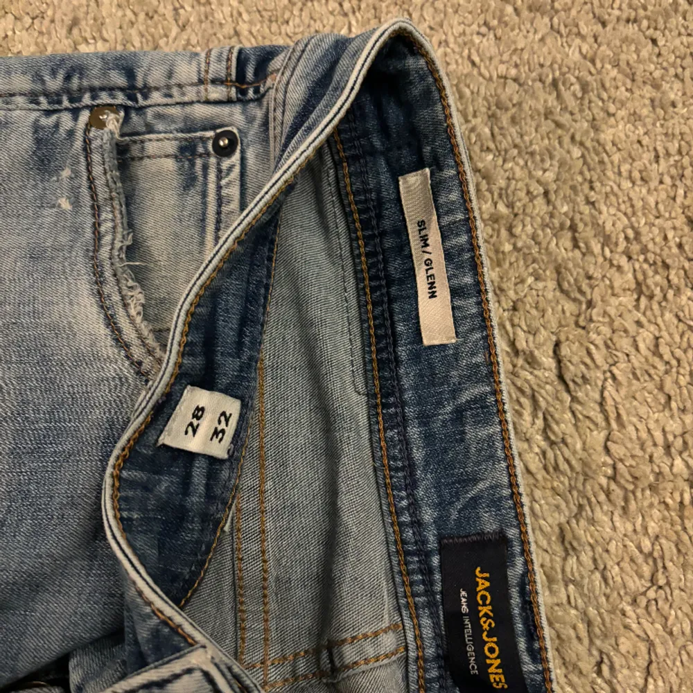 Säljer dessa asfeta ripped jeans. De är i princip nya utan prislappar. Det är i en snygg blå färg som är perfekt till våren/sommarn. Storleken är i W28 L32. Hör av er vid frågor och funderingar!🫡. Jeans & Byxor.
