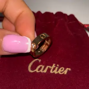 Säljer en cartier ring från LOVE kollektionen med 3 ”diamanter”. Det är storlek 15 på ringen och den är rose/guld. I ljuset så ser den guld ut men annars är den rosefärgad