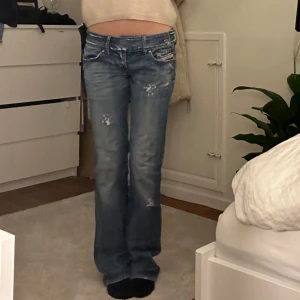 lågmidjade jeans - snyggaste disel jeansen. midjemått 37/38 innerbenslängden 83, jag är 170. De har lite slitningar nere vid benens slut, skriv för bild