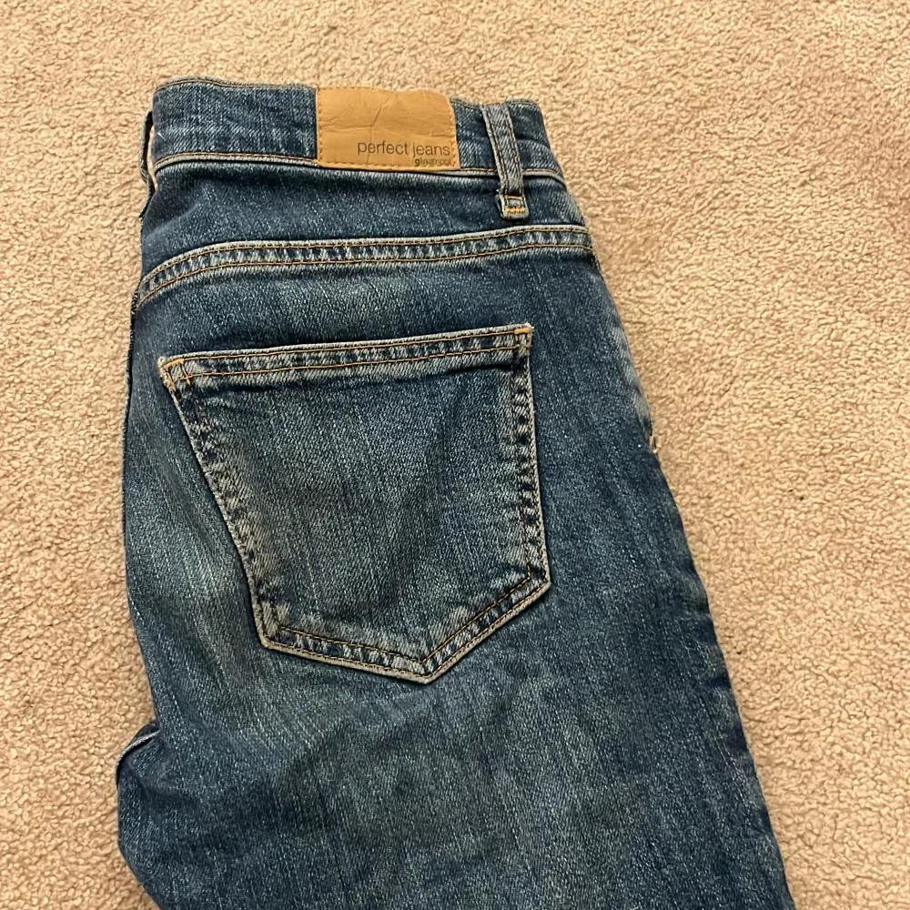 Ett par jätte fina byxor då de inte kommer till användning. Jätte skönt material och passar bra. Har dock bara använt en gång. . Jeans & Byxor.