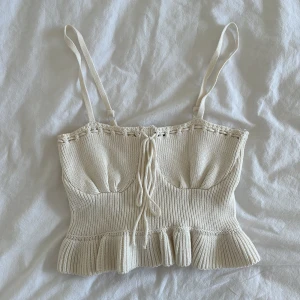 Super söt topp från Gina Tricot - Säljer denna topp från Gina Tricot. Storlek xs. Defekter syns på bild 2💗