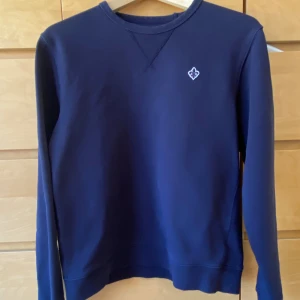 Morris tröja - Jag säljer min morris tröja som jag har växt ur. Den har en slitning på armbågen. 