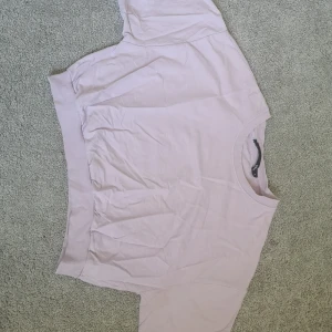 Lila T-shirt  - En snygg ljuslila croppad T-shirt. Den är i superfint skick och i storlek S. 