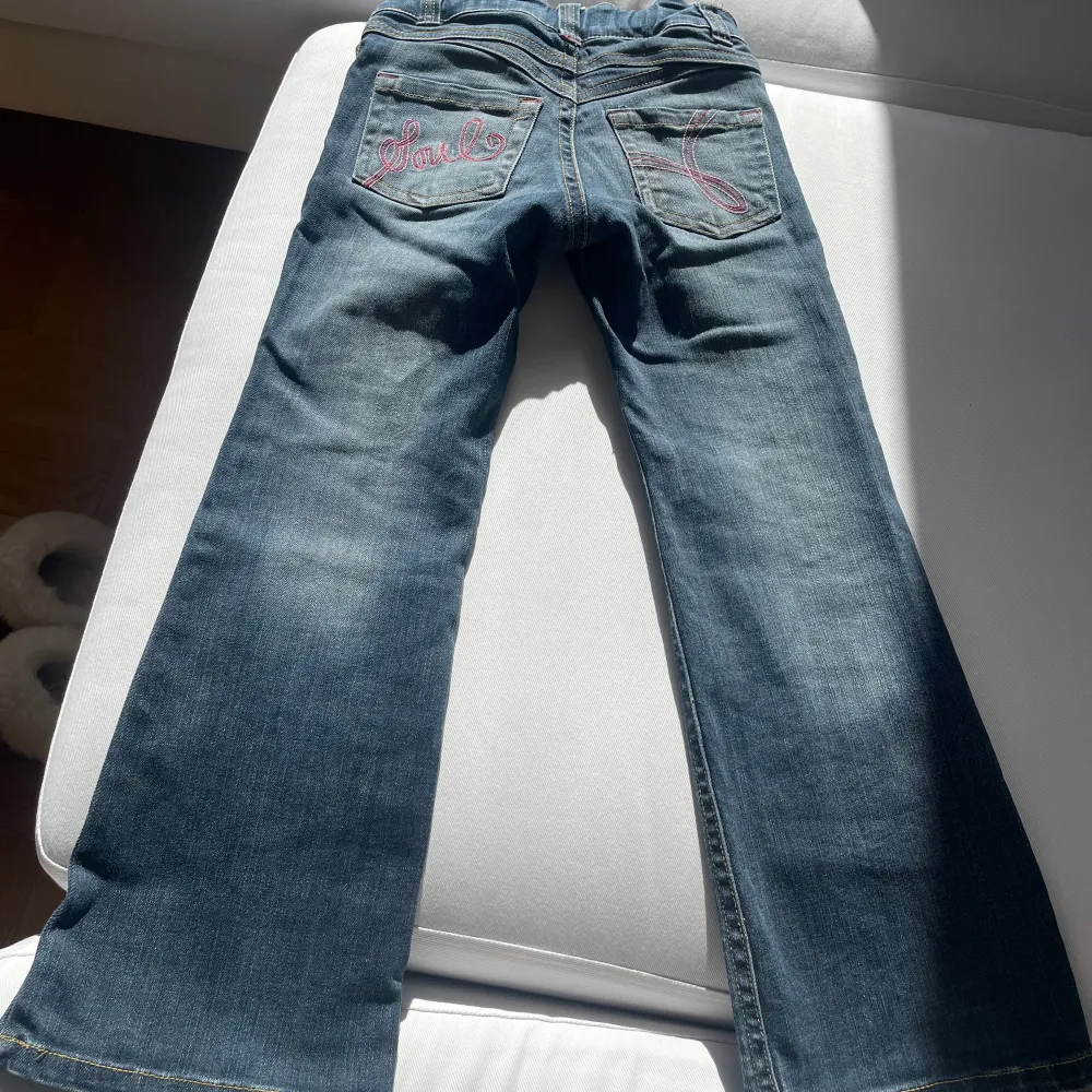 Säljer dessa jättefina jeans med fina rosa mönster på bakfickorna, midjemått: 59cm, längd: 77cm. Säljer på grund av att dem är för små för mig. . Jeans & Byxor.