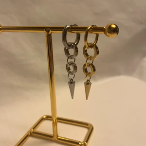 Örhängen  - Finns i guld och silver. Köp för 99kr/st Eller 185kr/ paret. Modell 149 Smyckes ställningen finns även att köpa för 299kr!