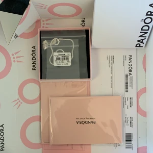 Pandora halsband ”Sparkling Drop Coller Necklac” - Helt oanvänd fint silver halsband från Pandora som är fortfarande inne i sin förpackning