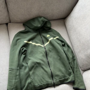Nike tech - Riktigt fin tröja som är knappt använd och är i jättebra skick. Hör av mig om du har frågor och är intresserad.