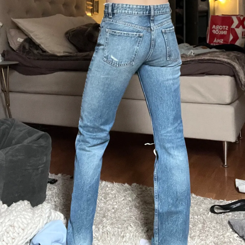 Ett par superfina jeans från Zara med hål som inte finns längre.  Säljer pga att det är lite för små i midjan. Det är använda fåtal gånger och är i mycket gott skick. Pris kan diskuteras 💗  . Jeans & Byxor.