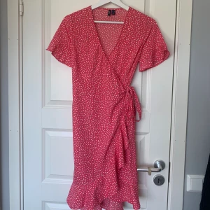 Sommarklänning - Omlottklänning med knytdetalj från Vero Moda.  Helt oanvänd.
