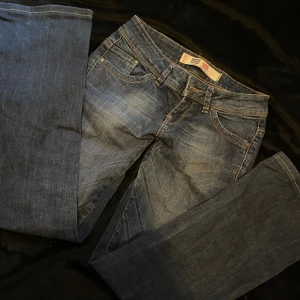  Låg midjade bootcut jeans -  Jättefina Low waisted flared jeans passar till varje dag använd några gånger