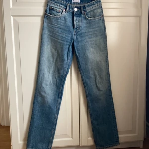Zara jeans - Stl 34 Knappt använda  50kr