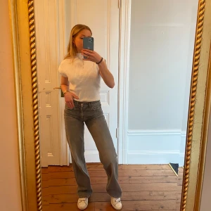 Gråa zara jeans - Gråa jeans från zara, mid waist och raka!! Använda 1 gång, perfekt skick. Skriv vid frågor eller funderingar🫶🏼