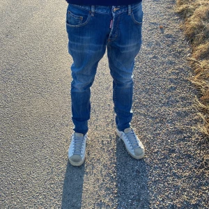 Dsqured2 - Feta D2 brallor. Riktigt cleana och passar till allt. Speciellt laidback! Knappt använda absolut värt pengarna! Pris kan diskuteras!