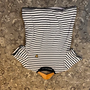 Lyle & Scott - Vet ej varför bilderna hamnade upp och ner.  Säljer min Lyle & Scott tröja eftersom den ej kommer till användning. Väldigt bra skick!  Priset kan självklart diskuteras.