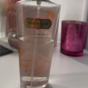 Victoria’s secret body mist  - Body mist från Victoria’s secret! Den heter Sheer Love och det är hälften kvar därav priset 🥰