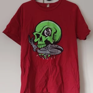 T-shit - T-shirt, älskat denna, häftigt tryck  fint skick!