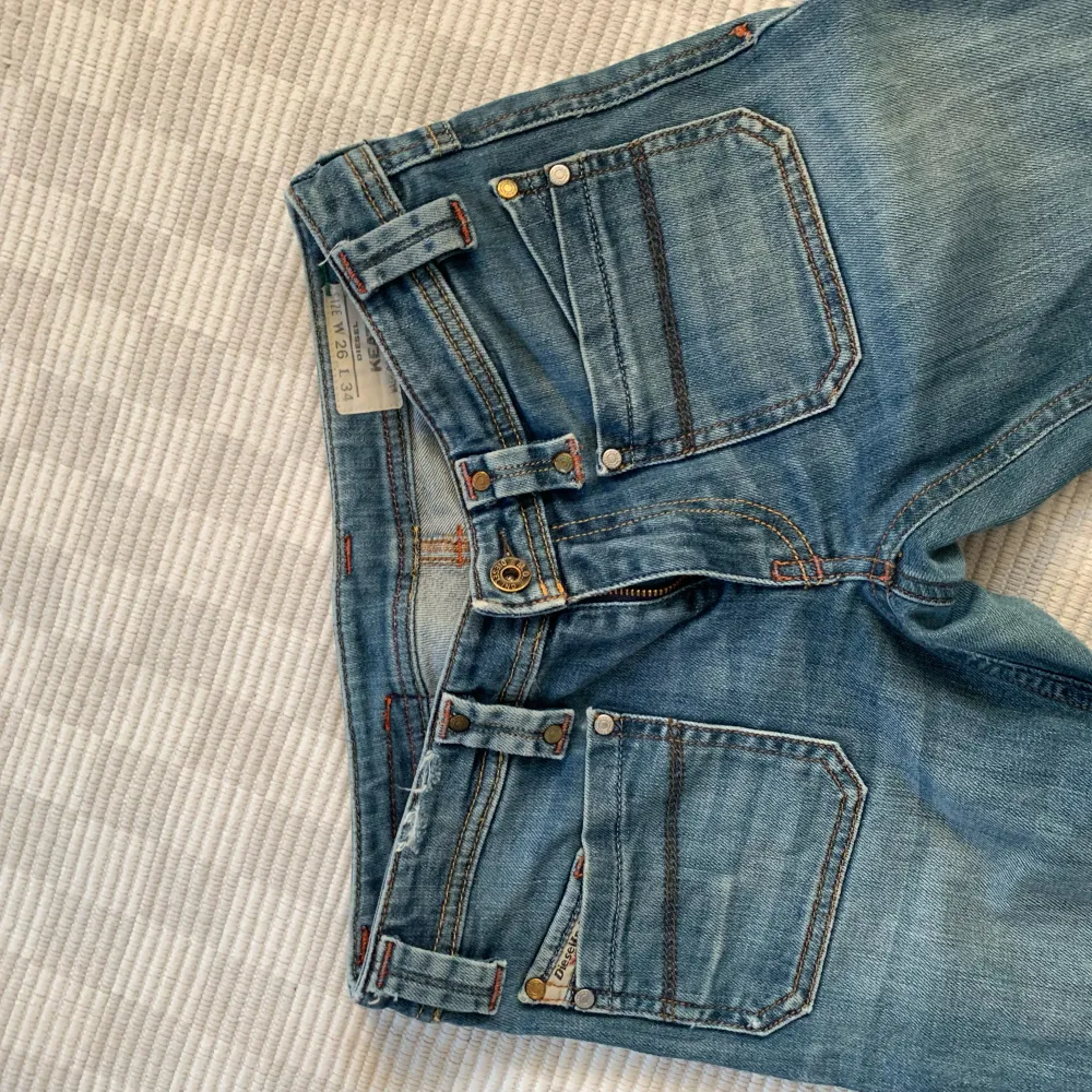 Utsvängda vintage diesel jeans 💕 säljer på grund av att de är lite för små för mig i midjan de är storlek 26/34 och mycket fint skick . Jeans & Byxor.