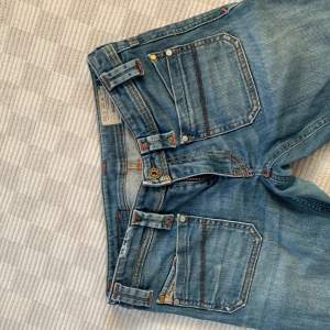 Utsvängda vintage diesel jeans 💕 säljer på grund av att de är lite för små för mig i midjan de är storlek 26/34 och mycket fint skick 