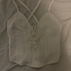 Topp zara - Denna jätte söta topp från zara som är perfekt nu till sommaren. Den är korsad i ryggen samt ett snöre som man ska ha runt nacken! 