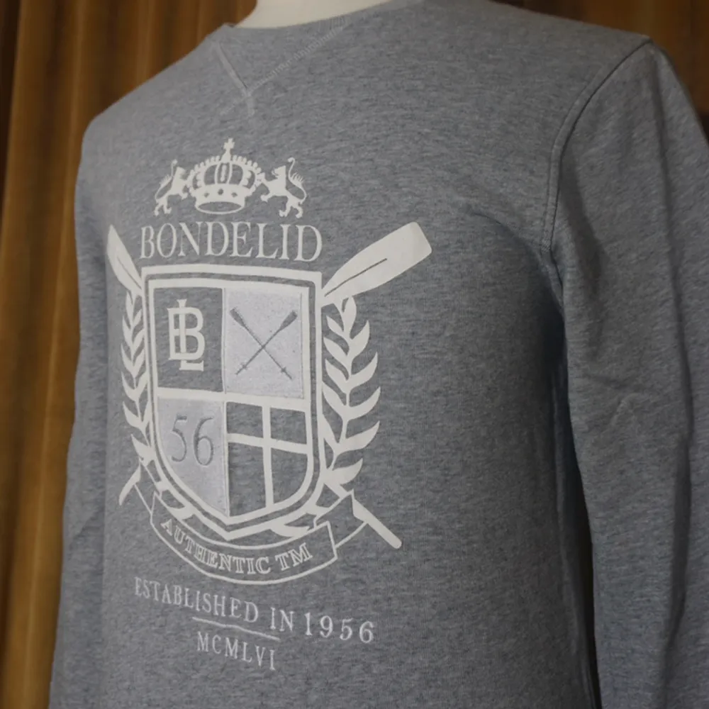Fint bevarad Bondelid Sweatshirt. Klassiskt och stilren tröja. Storlek Small. . Tröjor & Koftor.