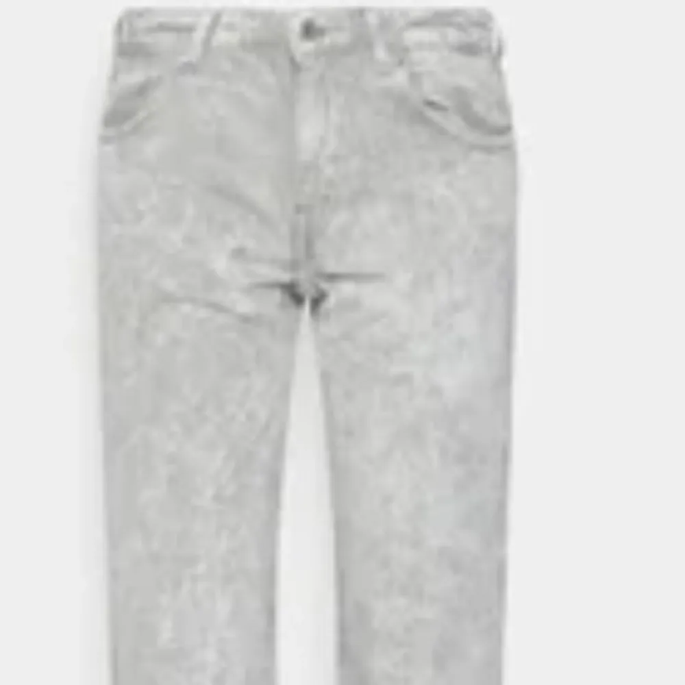 Weekday jeans som är raka  storlek:28x32 Använd ett fåtal gånger  . Jeans & Byxor.