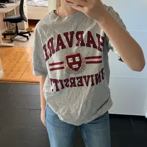 T shirt med Harvard tryck, snyggt motiv och aldrig använd! Kontakta för mer bilder och info.