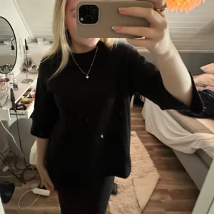 Stickad tröja  - Sååå fin stickad tröja från ginatricot. Den har en liten slits på båda sidorna😍ärmarna är trekvarts!!