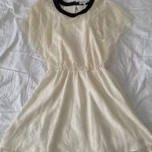 Cremevit klännig - Riktigt fin creme aktig klänning, storlek S, passar perfekt för sommaren eller skolavslutningen:) skriv dm för fler frågor eller bilder 
