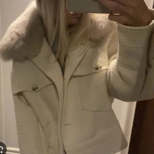 Meotine jacka - Använd men går att tvätta, köpt för 3000 säljer för halva priset, skriv privat för fler bilder 