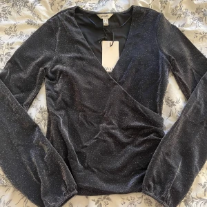 Festtopp  - Säljer denna såå fina festtoppen från vero moda💗💗aldrig använd och prislappen sitter kvar!!💘💘