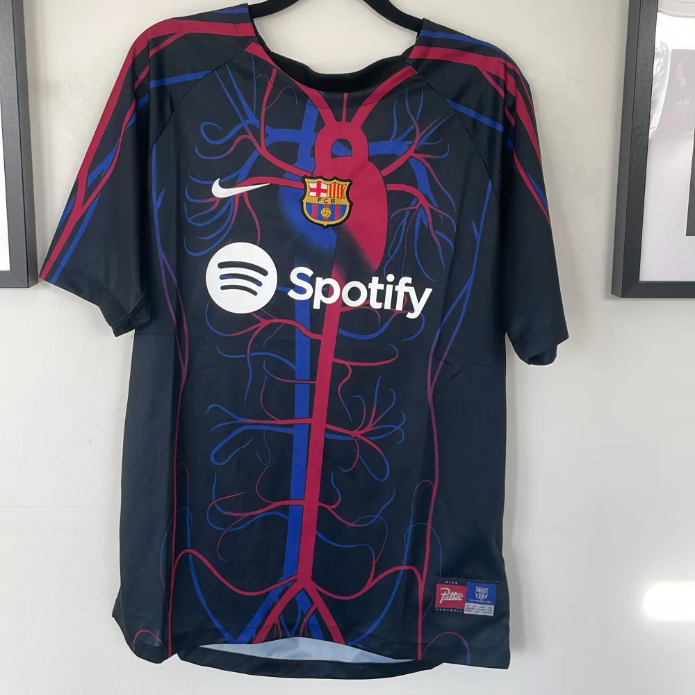 Svart FC Barcelona tröja i storlek M Nyskick Pris kan diskuteras ✅. T-shirts.