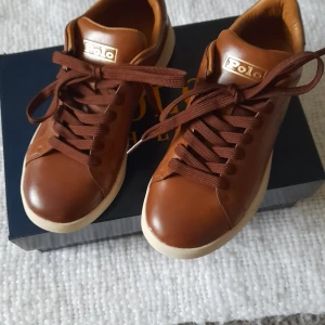 RALPH LAUREN sneakers strl 37 - Helt nya i kartong.  Storlek 37 OBS:små i storleken, snarare en 36 !!!