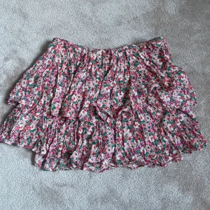 Volangkjol - Oanvänd volangkjol från zara! Storlek S💕