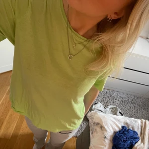 Neon t-shirt! - Fin färg som passar in på både en fest och i vardagen💞köpt för flera år sedan men har inga defekter eller så💞