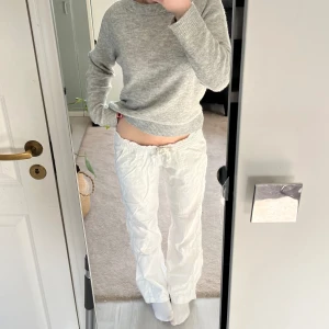 Linnebyxor - Fina linnebyxor från ROXY❤️‍🔥Perfekta till sommaren och säljer snabbt slut på Zalando! Säljer pga de inte kommit till användning på länge, finns en fläck på baksidan  Sitter bra i längden på mig som är 166cm och vanligtvis bär 36 i byxor🤍 