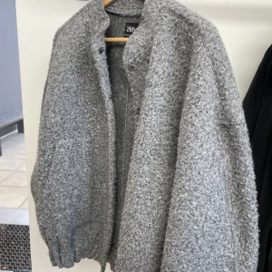 Grå jacka  - Grå bomberjacka från Zara, over sized 