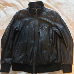 Skinnjacka  - Hej! Säljer en jätte fin skinnjacka i storlek L från alvaro by hollies. Den har använts i cirka 1år och är i jätte bra sick. Den passar även perfekt för dig som bär storlek M då den kommer sitta lite oversized.💕(pris kan alltid diskuteras!)