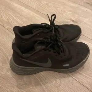 Nike träningsskor i fint skick, säljer då dom är för små. Priset går att diskuteras vid snabb affär