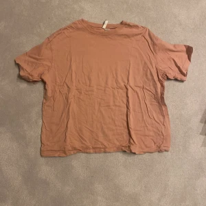 Rosa T-shirt - Basic rosa T-shirt som är perfekt till sommaren! Storlek M men passar S lika bra❤️