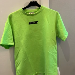 Billie eilish tshirt! - säljer denna Billie Eilish tshirt. Använt men bra skick fortfarande, tjockt material. frakt är på köparens bekostnad