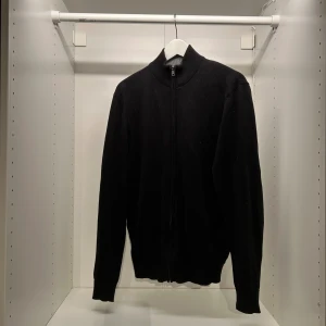 Stickad Zip up - Stickad zip up tröja från pier one. Använd fåtal gånger, ganska bra skick.