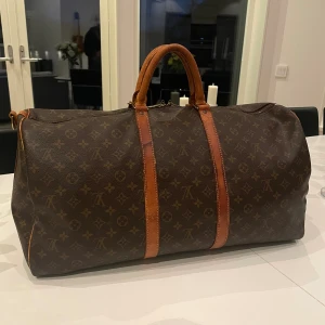Louis Vuitton Keepall 55 - Säljer denna fina Louis Vuitton keepall väskan i bra skick men finns lite tecken på användning. Den är tillverkad i december 1994 alltså väldigt bra skick för sin ålder. Storlek 55. Pris:5500 eller bud. Bara att höra av er vid minsta lilla fundering.