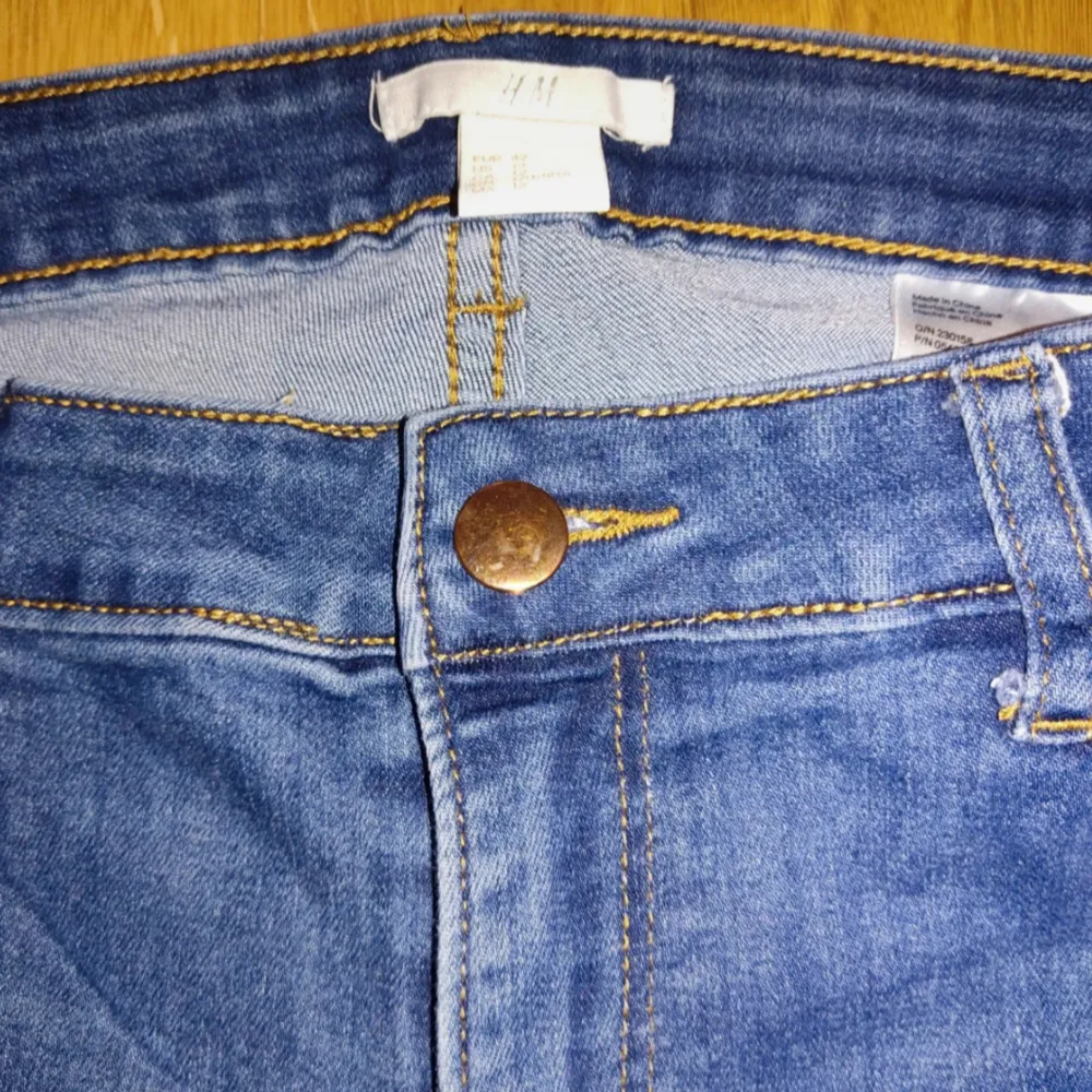 Skinny blue jeans feom H&M, worn slighly, in great condition. Size 42.. Jeans & Byxor.