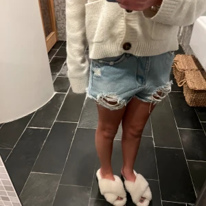 Jeansshorts - Dem är i ganska bra skick, jag köpte de på sellpy.