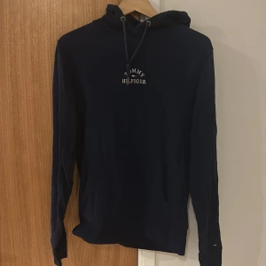 Tommy hilfiger - Snygg Tommy hilfiger tröja i blå storlek S