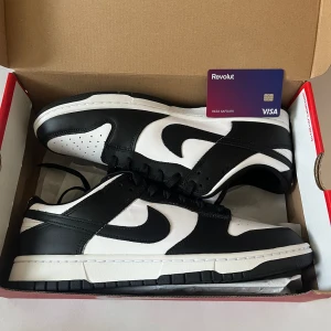Nike Dunk Low Panda  - EU 46. Finns i Lund/Malmö för meetup. Kan även fraktas! Kvitto finns 