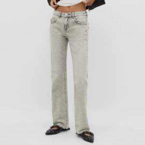 Fina jeans stradivarius i storlek 40