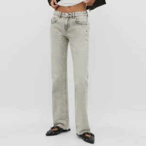 Grå straight jeans - Fina jeans stradivarius i storlek 40